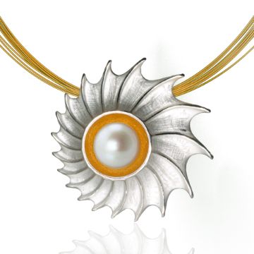 Shell Pearl Necklace