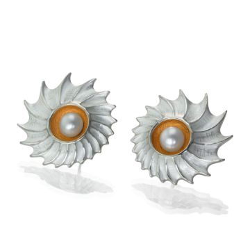 Shell Pearl Stud Earrings