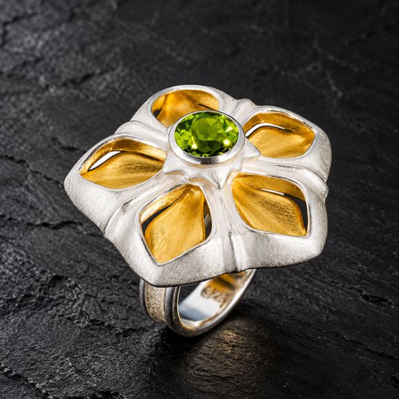 Snow White Silver Ring made in Sterling Silver with Peridot - view 2